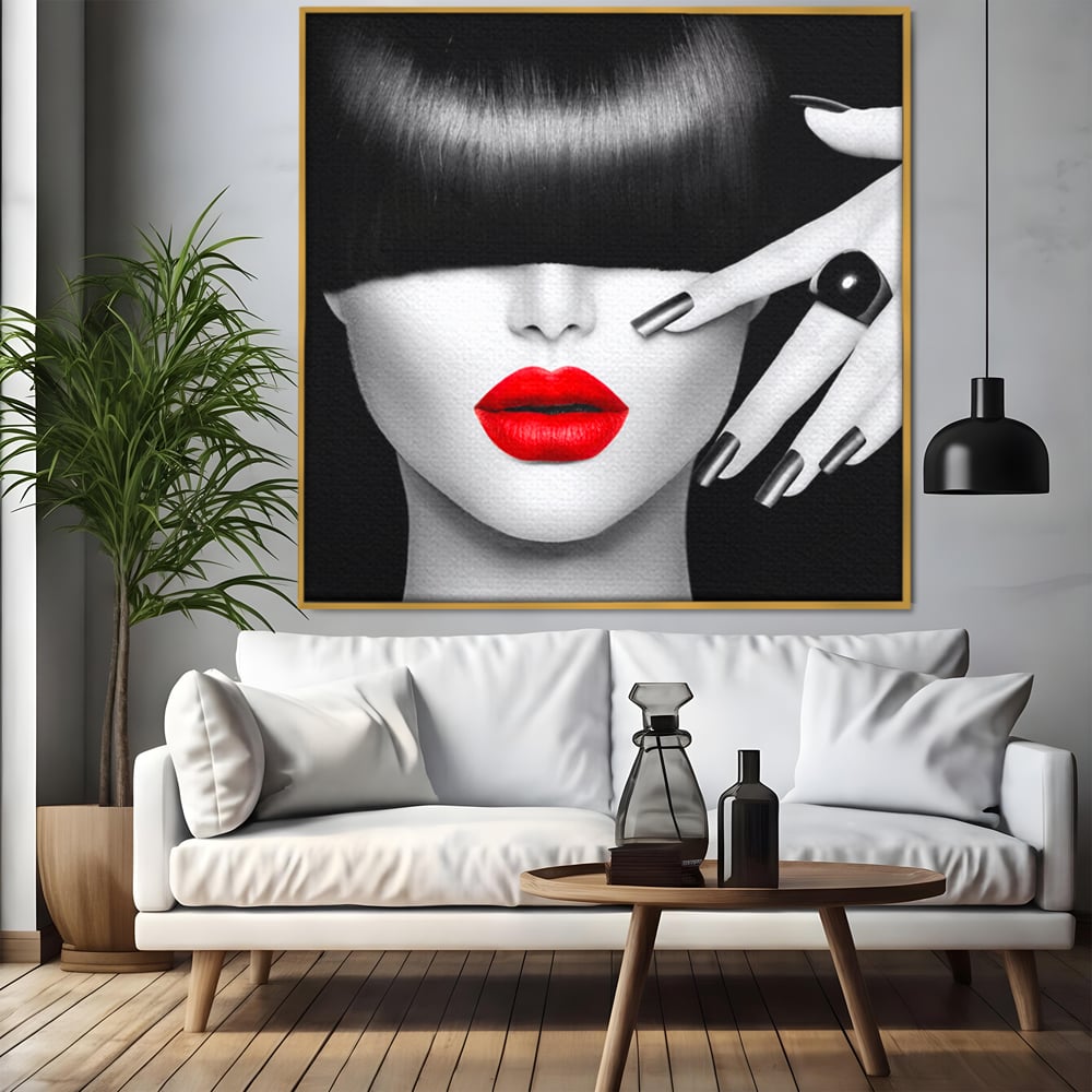 Tablou canvas cu tablou canvas cu femeie si buze rosii, in rama de aluminiu auriu, pe perete intr-un living